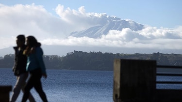 Remueven cenizas del volcán Calbuco en el sur de Chile
