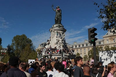 Las protestas estudiantiles acorralan a un Gobierno francés debilitado ante los mercados
