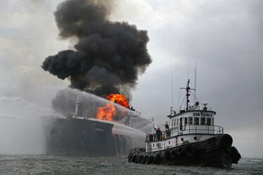 Buque de Pemex con miles de barriles de hidrocarburos se incendia en Golfo de México