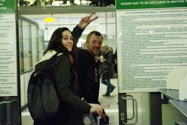 Más activistas de Greenpeace abandonan Rusia tras indulto