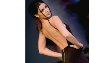 Exposición explora la espalda de la mujer dentro de la moda