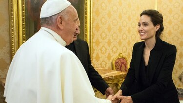 El papa Francisco recibe a la actriz Angelina Jolie