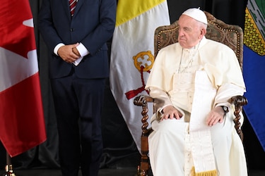 El papa llegó a Canadá para disculparse por abusos de la Iglesia contra indígenas