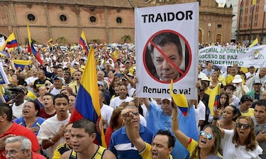 Protestas contra presidente Santos en Bogotá y Medellín