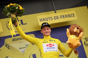 Van der Poel bate a Pogacar en un duelo galáctico y es nuevo líder