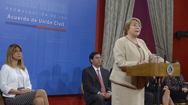 Oficializan ley que permite uniones homosexuales en Chile
