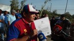 Transportistas de carga cierran puente sobre el río La Villa