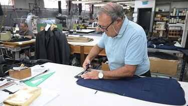 Por qué es tan cara la ropa en Argentina y hasta el gobierno promueve comprarla en el extranjero