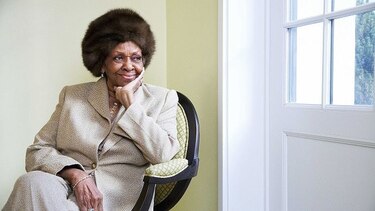 Madre de Whitney Houston conmocionada por el abuso que sufrió la cantante