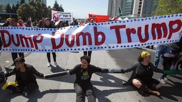 Nueva estrategia de Donald Trump: Atacar a Clinton por ser mujer
