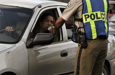 Si maneja en estado de embriaguez puede pagar hasta $450