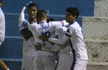 Técnico panameño teme ser contagiado al dirigir en la única liga de América que no se detiene por el coronavirus