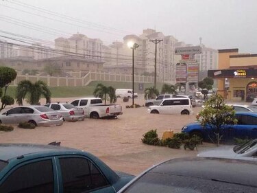 Inundaciones por fuertes lluvias en la capital