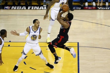 Raptors vencen a Warriors a pesar de histórica noche de Curry