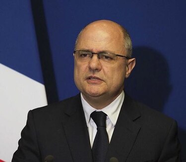 Renuncia ministro francés de Interior por emplear a sus hijas