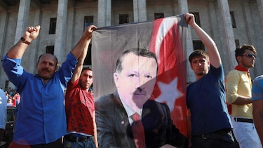 Detienen en Turquía a un juez de la Corte Constitucional tras golpe fallido