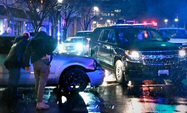 Biden se encuentra seguro después de que un carro golpeara a una camioneta de su caravana
