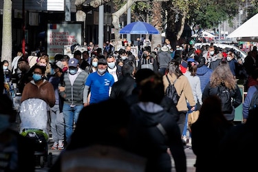 Chile relaja las restricciones a los vacunados por la rápida caída de los casos