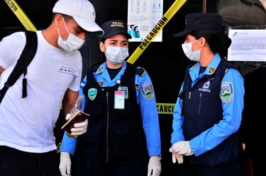 Policía hondureña desaloja centros comerciales por el coronavirus