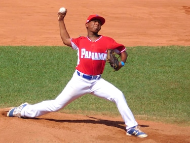 Panamá doblega a Brasil y sigue en carrera por una medalla