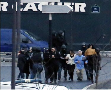 Liberan a rehenes en París; policía mata a los terroristas que atacaron la revista Charlie Hebdo