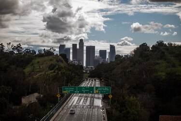 Ordenan confinamiento en toda California para frenar el Covid-19