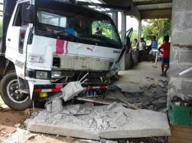 Dos carros se chocan y quedan dentro de una casa en Chepo