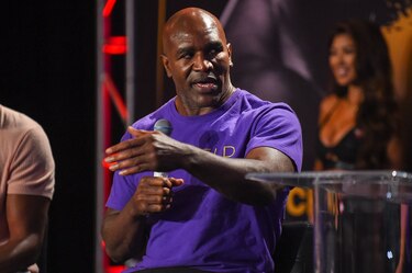Holyfield, de 58 años, regresa al ring, en reemplazo de De la Hoya