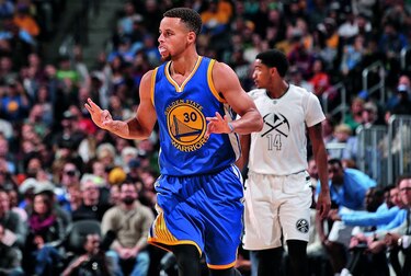 Stephen Curry mantuvo invictos a los Warriors (24-0)