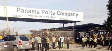 Trabajadores de seguridad del puerto de Cristóbal cierran la entrada a la terminal