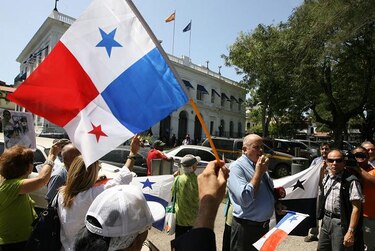 Protestan en contra de la empresa española Sacyr