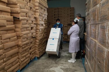 Enfermeras se preparan para la segunda fase de vacunación contra la Covid-19 