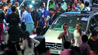 Mercedes Benz se disculpa con Pekín