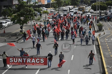Educadores y obreros de la construcción marchan hacia la plaza 5 de mayo, cerca a la Asamblea Nacional 