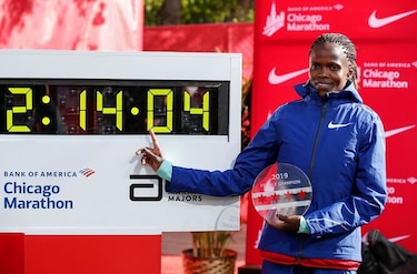 Keniana Kosgei  bate récord en maratón