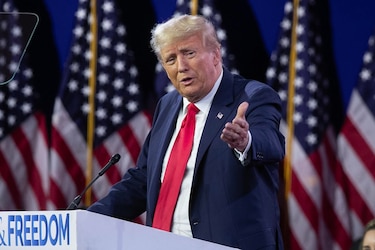 Trump considera comparecer este lunes en el juicio civil en su contra en Nueva York