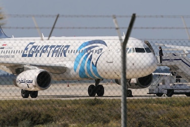 Egipto dice que encontró restos de avión desaparecido