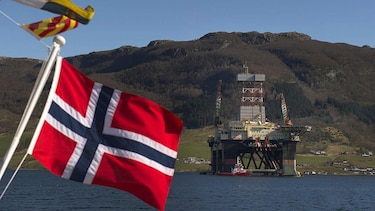 La paradoja de Noruega, el país que gana miles de millones con la subida del precio del petróleo pero cada vez lo usa menos