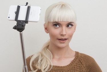 Los palos para 'selfies' se imponen en las fiestas como accesorio telefónico indispensable