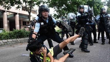 Manifestantes de Hong Kong protestan contra comerciantes llegados de China