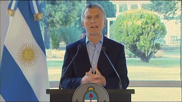 Presidente argentino anuncia aumento salarial y cortes de impuestos tras el revés electoral