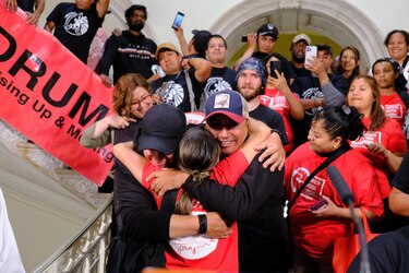 Nueva York aprueba un salario mínimo para repartidores de comida de $17.96 la hora