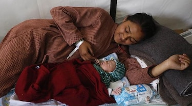Bebé nace en hospital de campaña tras sismo en Nepal