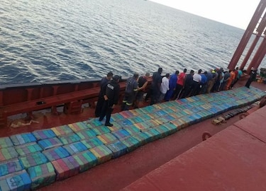 Ecuador se incauta de 5.53 toneladas de cocaína en barco de bandera panameña; varios detenidos