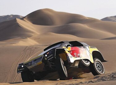 Loeb gana etapa y De Villiers toma liderato del Dakar