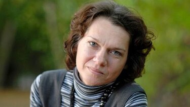 Escritora Asli Erdogan sigue detenida en Turquía