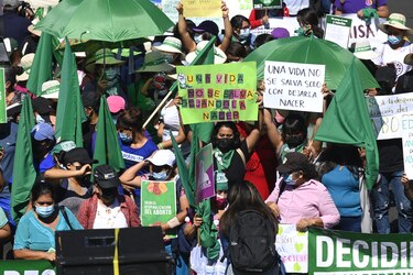 Cientos de mujeres marchan por el derecho al aborto, plenamente prohibido en El Salvador