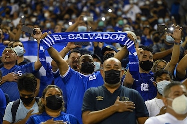 FIFA multa a El Salvador por incidentes en partido de eliminatoria mundialista