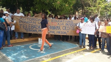 Docentes protestan frente al despacho de la ministra de Educación