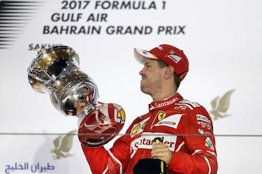 Vettel soporta presión de Hamilton y triunfa en Bahréin